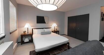 Cozy Studio Apartment Near Transit, Shops & Eats