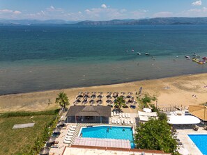 Een resort met zwembad, strand en uitzicht op de oceaan.