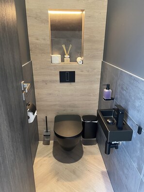 Bathroom - Vrbo Property (Tihany)