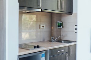 Private kitchen - BlueWaves Studios and Villas (Agia Varvara)
