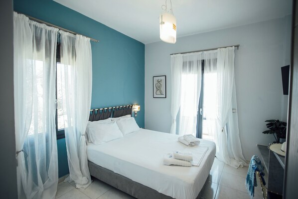 Iron/ironing board, Internet, bed sheets - BlueWaves Studios and Villas (Agia Varvara)