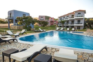 Pool - BlueWaves Studios and Villas (Agia Varvara)