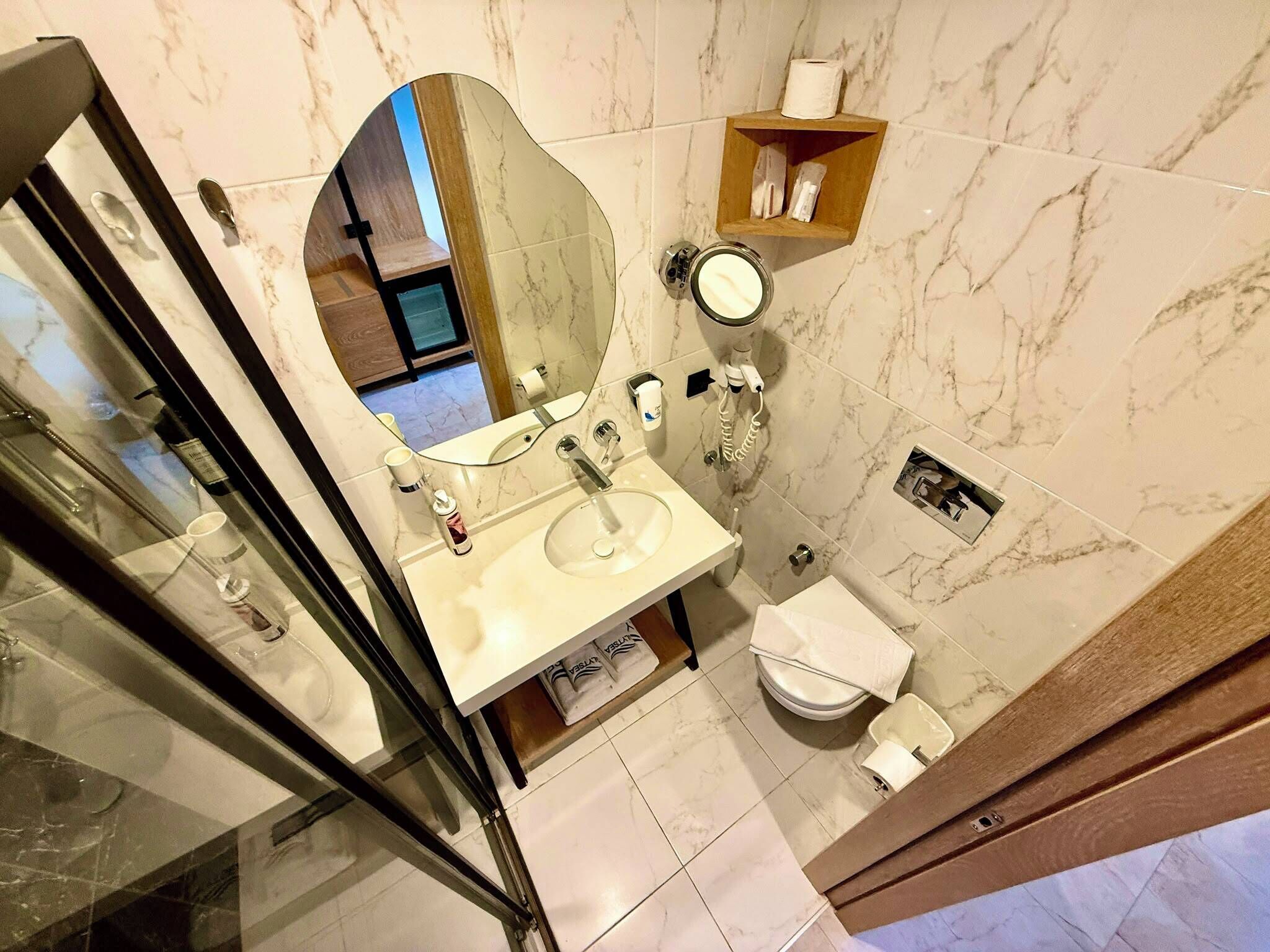 Standard Double or Twin Room, Sea View | Bathroom