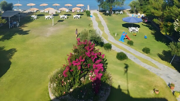 Ein Küstenort mit Rasenfläche, Außenbereich und freiem Blick auf das Meer.
