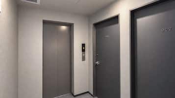 A hallway with two elevator doors, one marked with the number 901 and the other with 902.