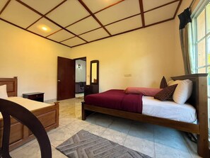 Deluxe Villa, Lake View | Living area | 32-inch LCD TV with cable channels - Villa Grand Mellow Lake View (Nuwara Eliya)