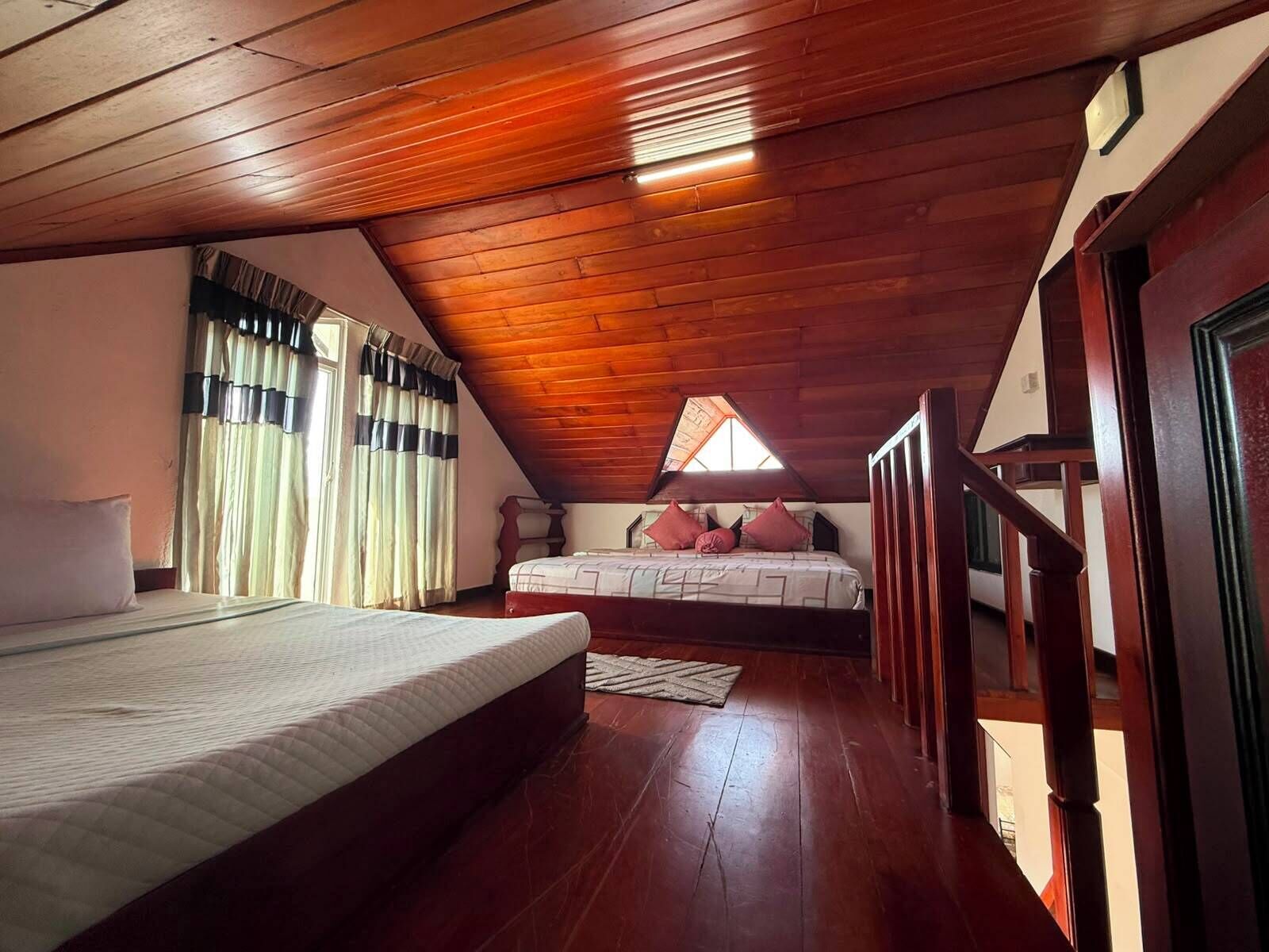 Deluxe Penthouse, Mountain View | Premium bedding, desk, laptop workspace