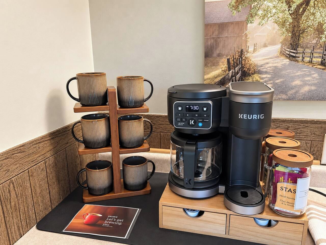 Un espace dédié au café, comprenant une machine à café Keurig, un porte-tasse et un bocal de café décaféiné de la marque STAS.