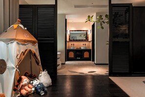 Familien-Zweibettzimmer, Stadtblick | Badezimmer | Kostenlose Toilettenartikel, Haartrockner, Hausschuhe, Handtücher