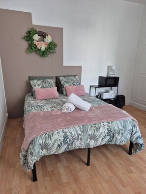 1 bedroom, free WiFi, bed sheets - 🌿 Bright Studio with Courtyard • Near Train Station & Tram (Tours)