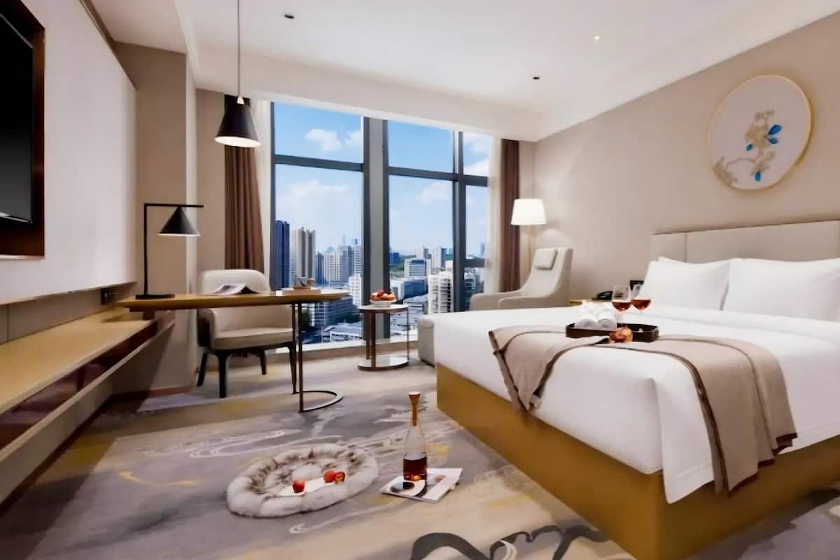 Quarto casal urbano, vista para a cidade | Escrivaninha, espaço de trabalho para notebook, Wi-Fi de cortesia
