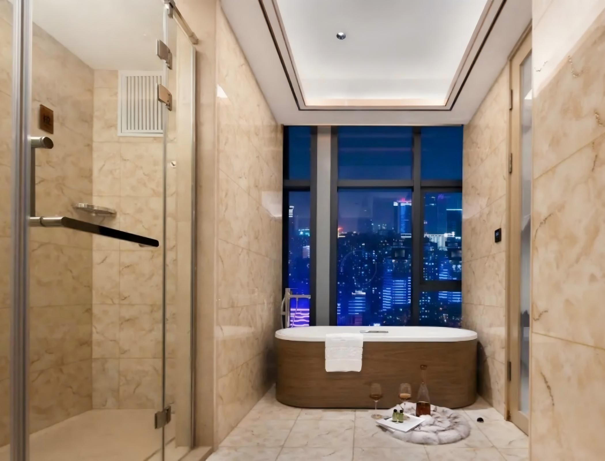 Suite panorámica, vista a la ciudad | Baño | Secadora de cabello, toallas, jabón, shampoo 