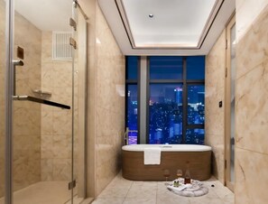 Suíte panorâmica, vista para a cidade | Banheiro | Secador de cabelo, toalhas de banho, sabonete, shampoo