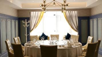 Comedor con una mesa redonda dispuesta para seis personas, rodeada de seis sillas.