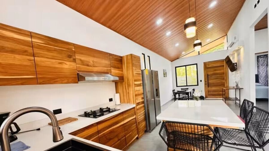 New Cozy Private Home Near all Beaches