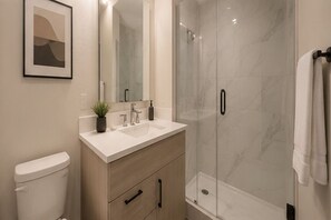 Junior-Zimmer | Badezimmer | Kostenlose Toilettenartikel, Haartrockner, Handtücher, Seife