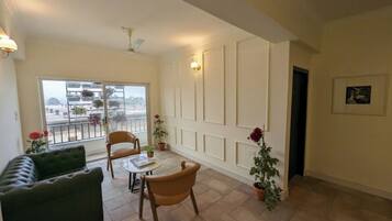 Deluxe Double Room | Living area