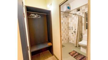 Deluxe Double Room | Bathroom | Shower, free toiletries, hair dryer, towels