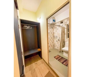Quarto casal luxo | Banheiro | Chuveiro, produtos de toalete grátis, secador de cabelo 