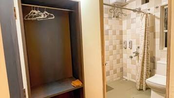 Deluxe Room | Bathroom | Shower, free toiletries, hair dryer, towels