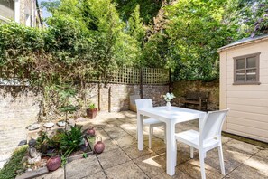 Outdoor dining - Stylish Brook Green Garden Flat (London)