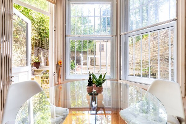 Dining - Stylish Brook Green Garden Flat (London)