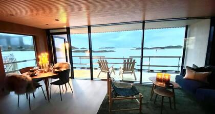 Waterfront apartment with panoramic sea view