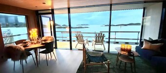 Waterfront apartment with panoramic sea view