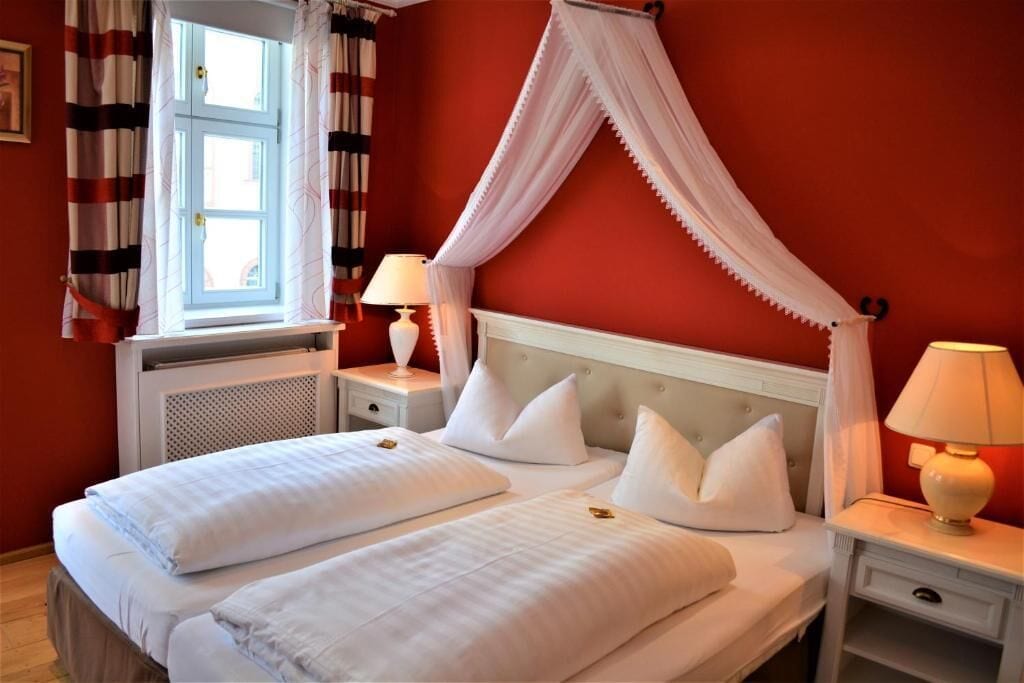 Doppelzimmer, Stadtblick | Zimmersafe, Bügeleisen/Bügelbrett