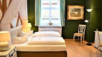 Habitación doble, vista a la ciudad | Caja de seguridad en la habitación y tabla de planchar con plancha