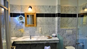 Habitación doble, vista a la ciudad | Baño