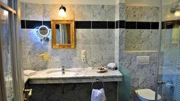 Chambre double, vue sur la ville | Salle de bain