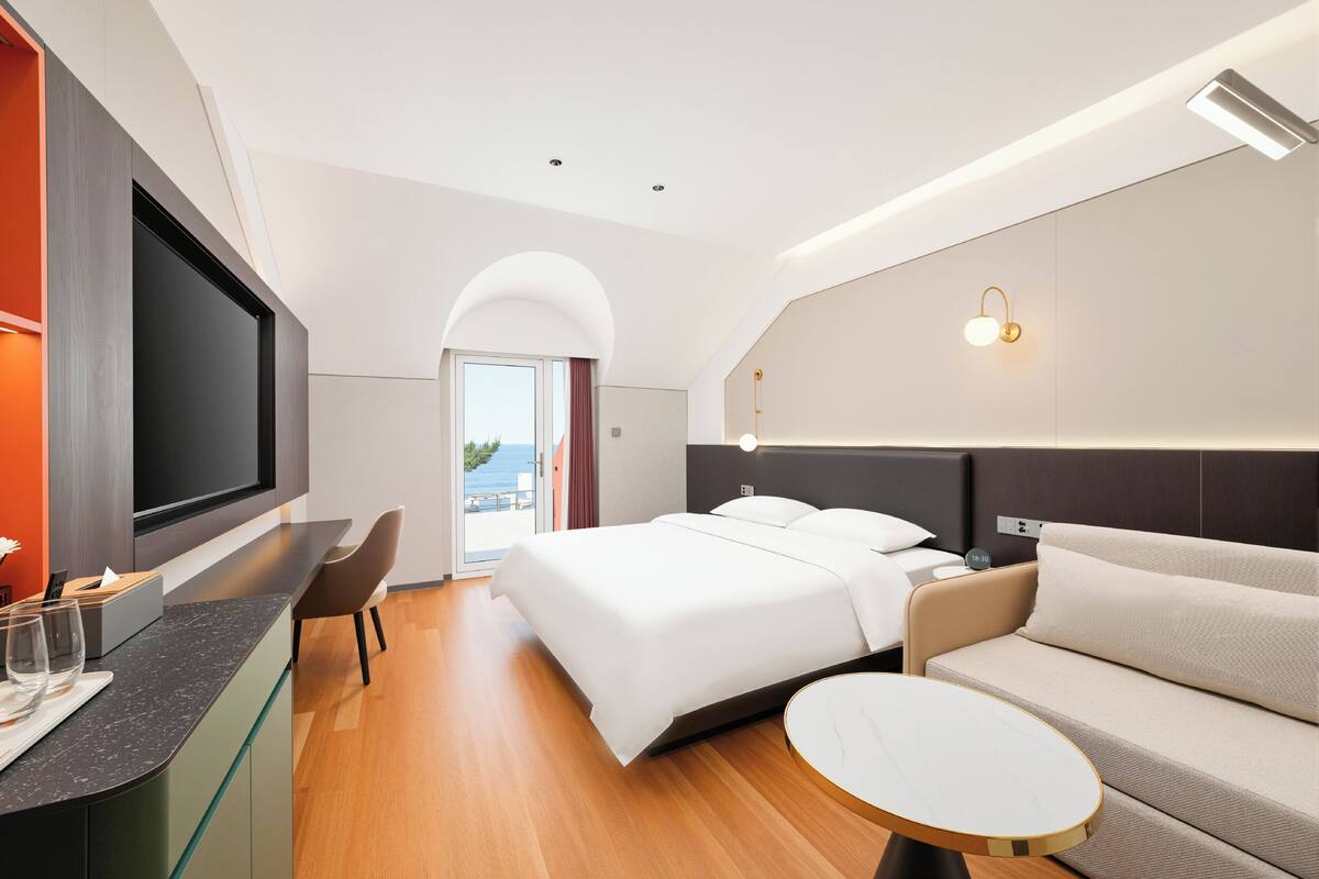 Habitación doble clásica, patio, vista al océano | Espacio para trabajar con laptop y wifi gratis