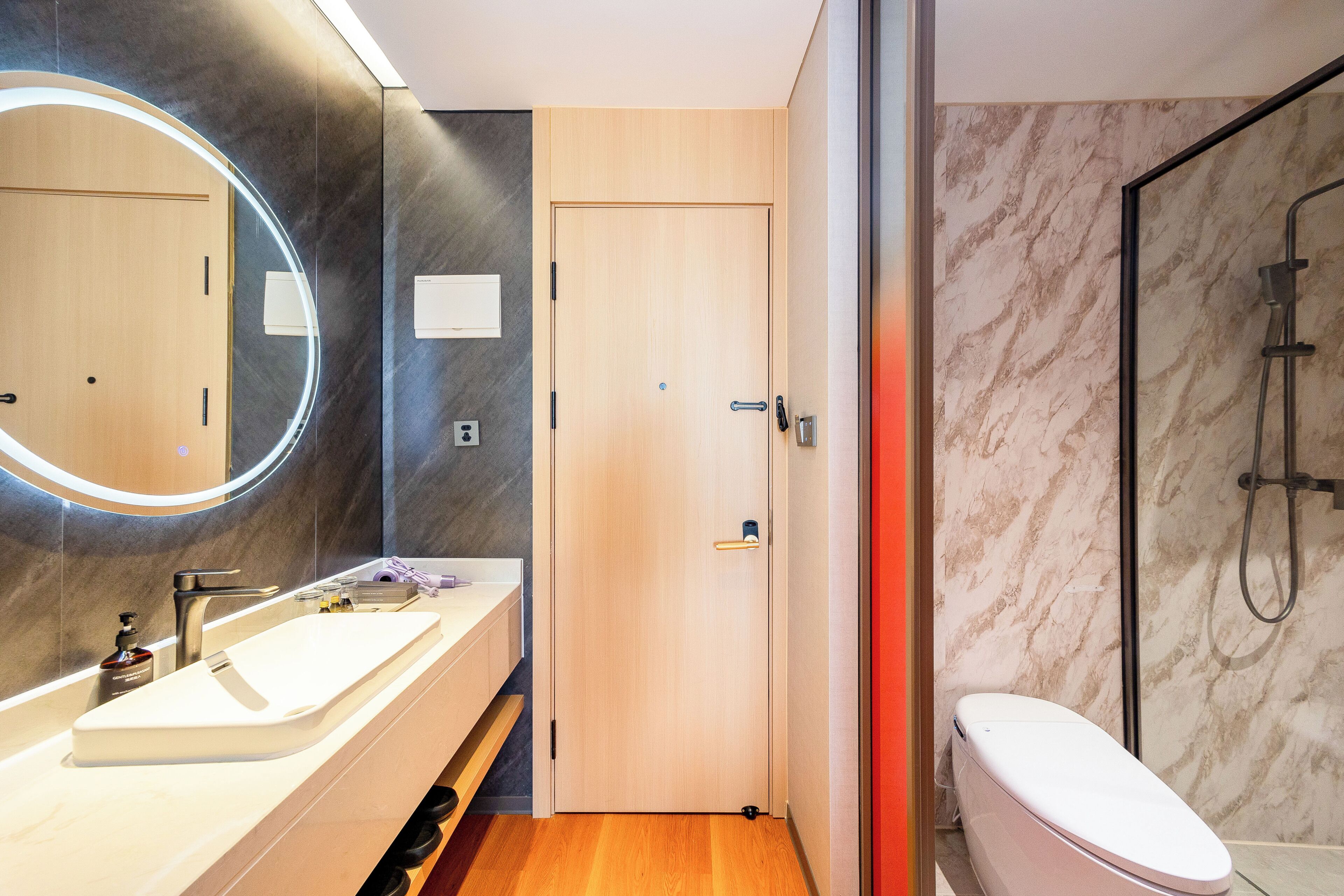 Comfort Twin Room, Partial Ocean View | Bathroom | Shower, free toiletries, hair dryer, towels