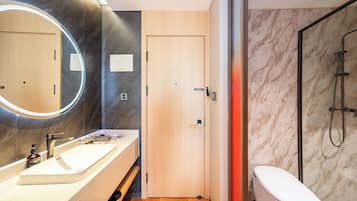 Comfort Twin Room, Partial Ocean View | Bathroom | Shower, free toiletries, hair dryer, towels