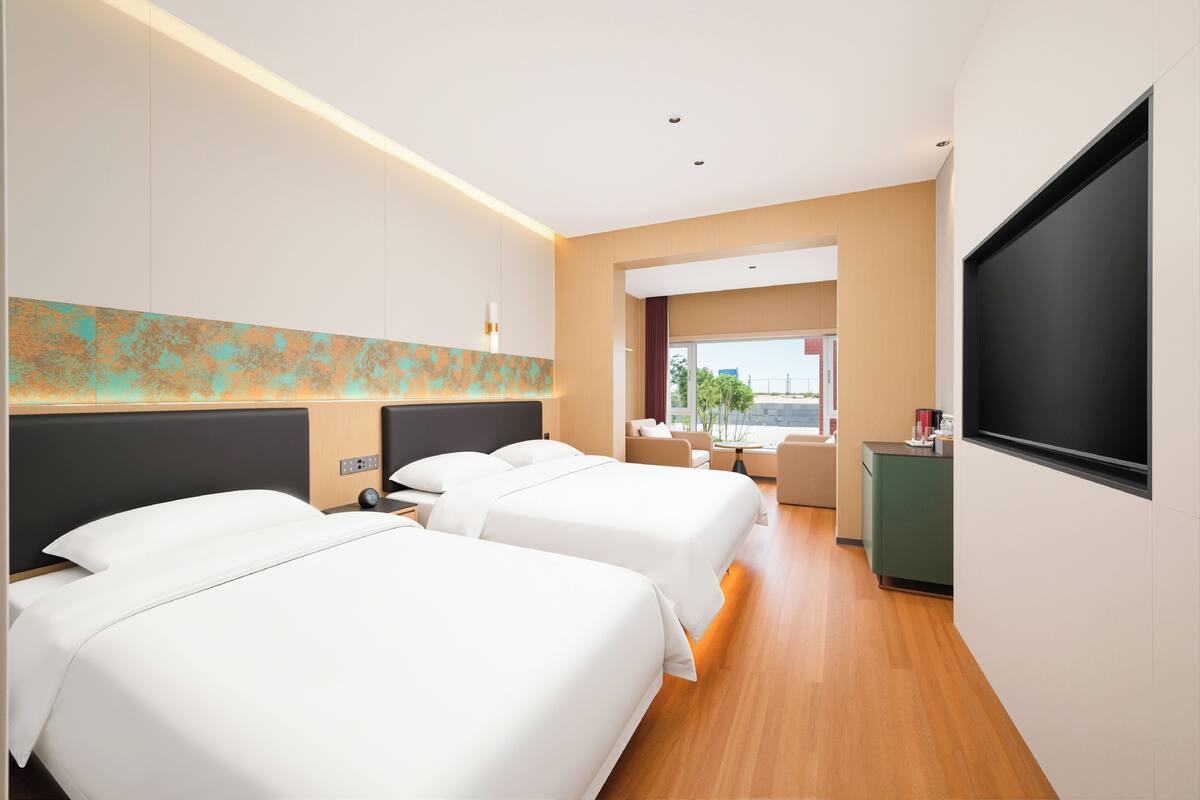 Habitación Confort con 2 camas individuales, vista parcial al océano | Espacio para trabajar con laptop y wifi gratis