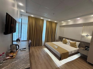 Kamar Basic | Ruang kerja ramah laptop, kedap suara, setrika/meja setrika, dan Wi-Fi