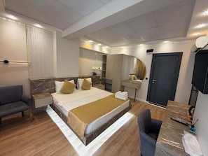 Kamar Double Mewah, balkon, pemandangan laut | Ruang kerja ramah laptop, kedap suara, setrika/meja setrika, dan Wi-Fi