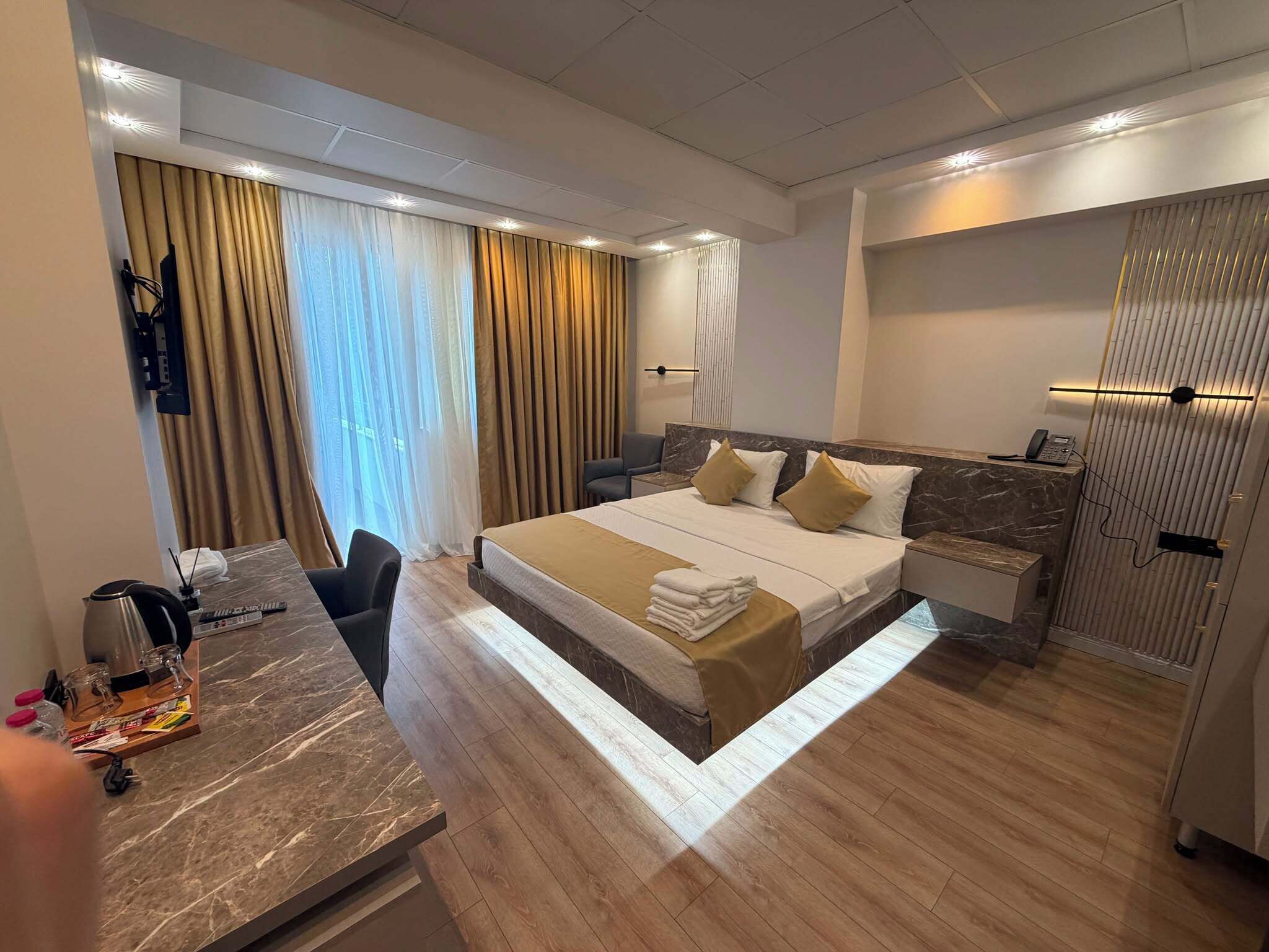 Kamar Double Mewah, balkon, pemandangan laut | Ruang kerja ramah laptop, kedap suara, setrika/meja setrika, dan Wi-Fi