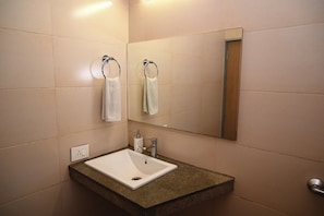 Shower, towels, soap, shampoo - HOTEL GENISTA INN (Ranchi)