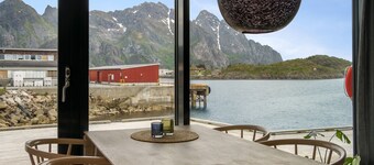 Modern apartment by the ocean in Henningsvær, sleeps 8