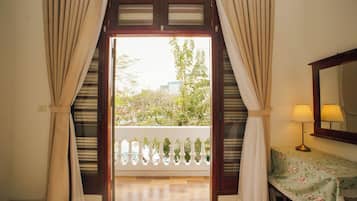 Phòng đôi tiện nghi đơn giản, máy điều hòa, quang cảnh thành phố | Nội thất