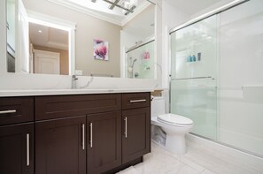 Regadera, secadora de cabello, bidet, toallas 