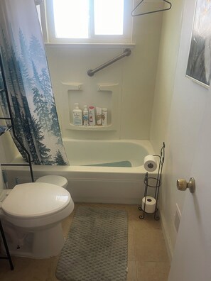 Bathroom - Spacious 4-bedroom building with AC in amazing Pittsburg (Pittsburg)