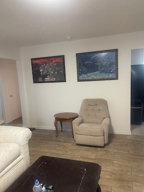 Living area - Spacious 4-bedroom building with AC in amazing Pittsburg (Pittsburg)
