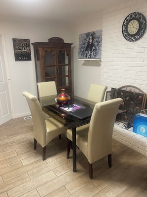 Dining - Spacious 4-bedroom building with AC in amazing Pittsburg (Pittsburg)
