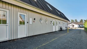En byggnad med ett sluttande tak, en dörr och ett fönster.