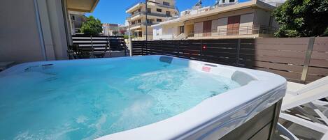 Appartement Ville, 2 chambres, rez-de-chaussée | Bain à remous extérieur