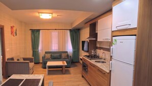 42-inch TV with satellite channels - TURKUAZ APART HOTEL (ÇAYKARA)