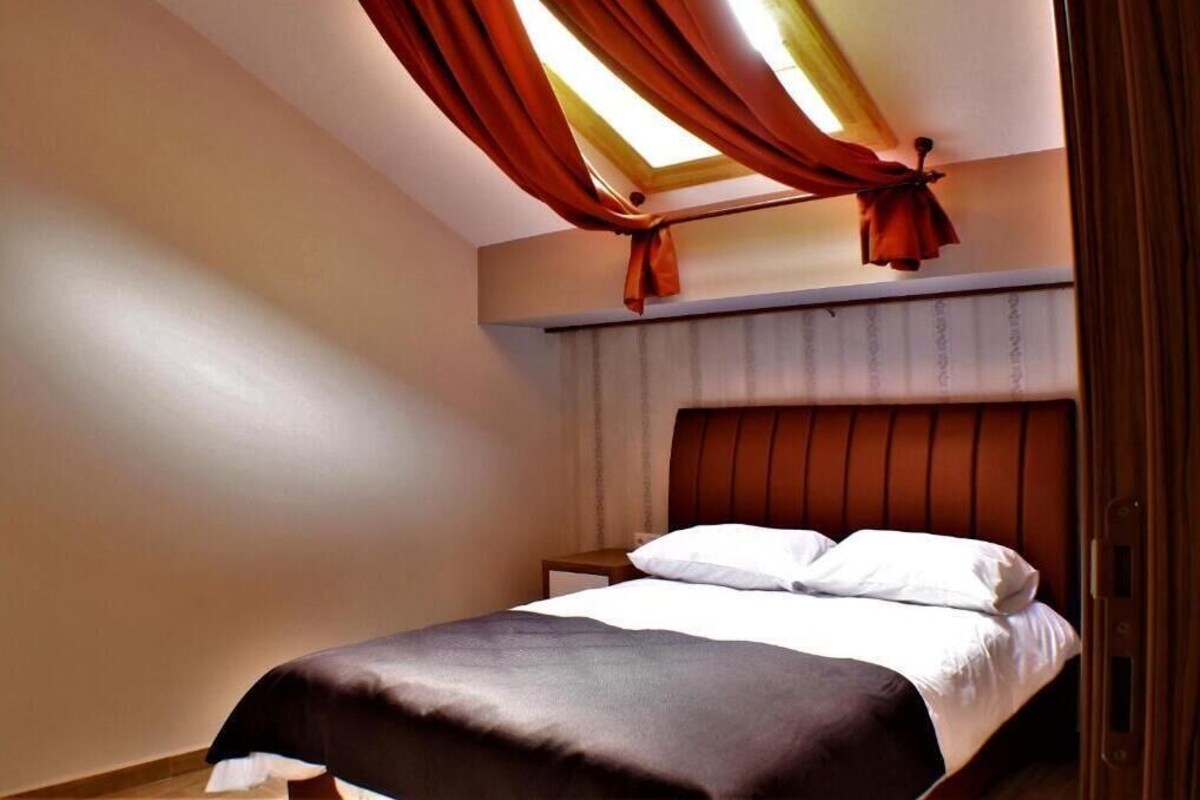Apartamento presidencial, vista para o lago | Ferros/tábuas de passar roupa, Wi-Fi de cortesia, roupa de cama